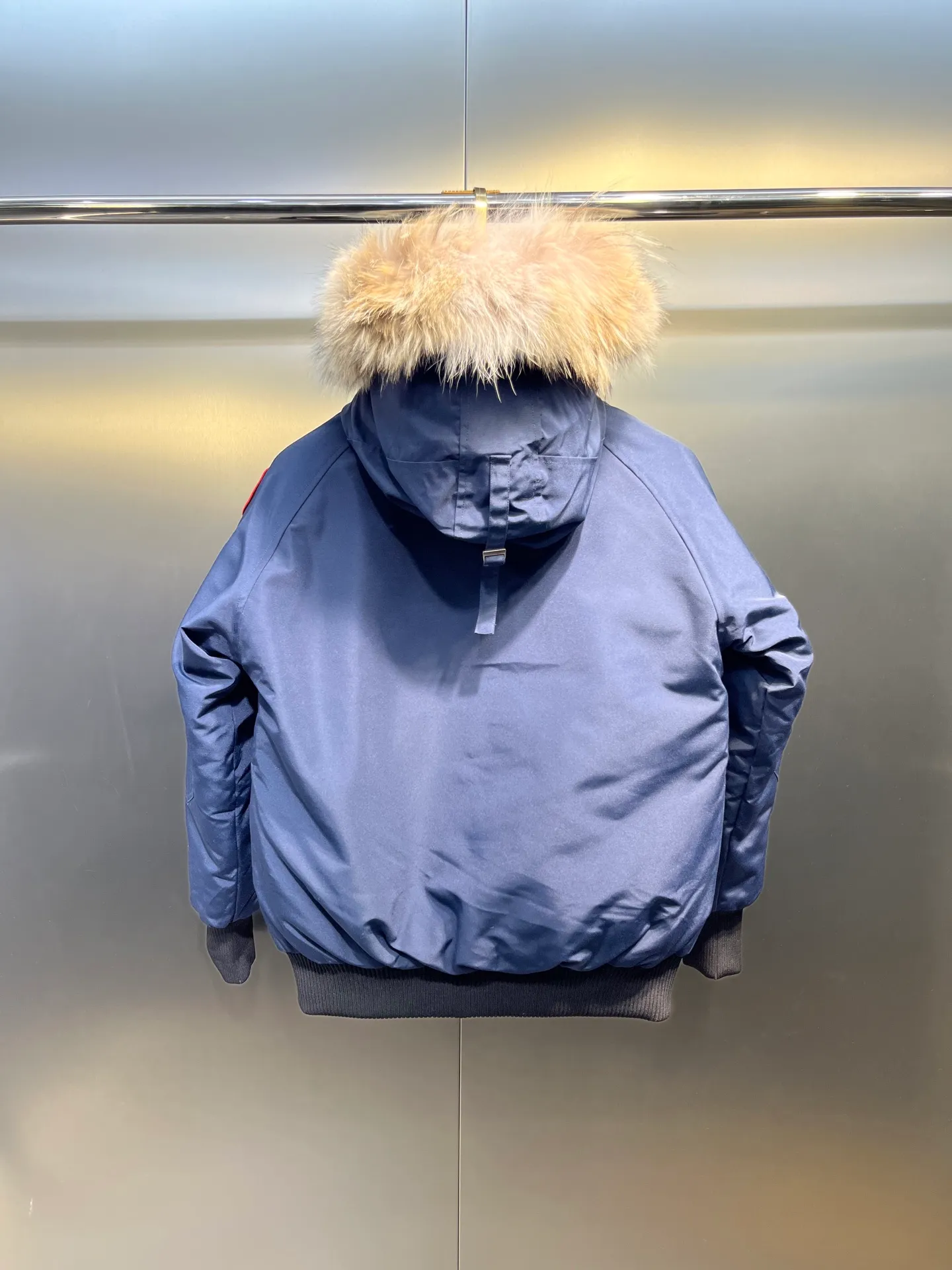P780 CANADA GOOES 02 model Chilliwa bomber jacket 02 model, chosen by Arctic and Antarctic scientific expedition teams as their cold-proof equipment, the Rolls-Royce of down jackets. ➖ Industry-leading anti-counterfeiting chip sensing. ➖ Imported Behringer embroidery machines and customized embroidery labels, the highest level and industry leading. ➖ Imported Korean 21-count polyester-cotton blended original fabric, TC85 waterproof coated fabric, water-repellent, windproof and wear-resistant. ➖ The new national standard 80 white duck down is filled with an average of 520 grams of down. The amount of down filled is industry-leading. ➖ 100% nylon lon lining with double double-layer sealing design to prevent velvet running, seamless thread design on cuffs! ➖ Western Canadian Green Wolf Collar. ➖ Yoshida YKK provides original factory-customized electroplated sliders. YKK two-way lockable zippers are tight and smooth and do not peel off paint. ➖ 3M composite Velcro is durable and the accessories and hardware are all custom-made. Note: Our copywriting is only simple and clear. Instead of bragging about the copywriting, it is better to compare and understand with samples. Only for the purest, most focused, most professional, highest quality, and highest sex!  size：xs-xl
